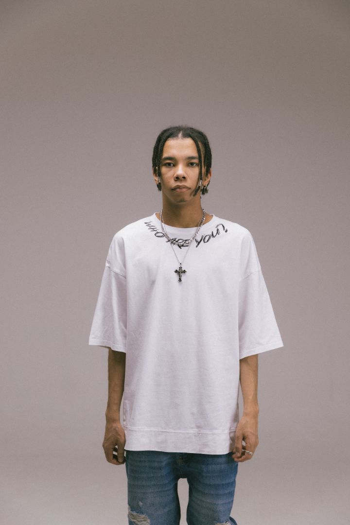 "Who Are You?" Comfy oversized Tee - Basics bigprint